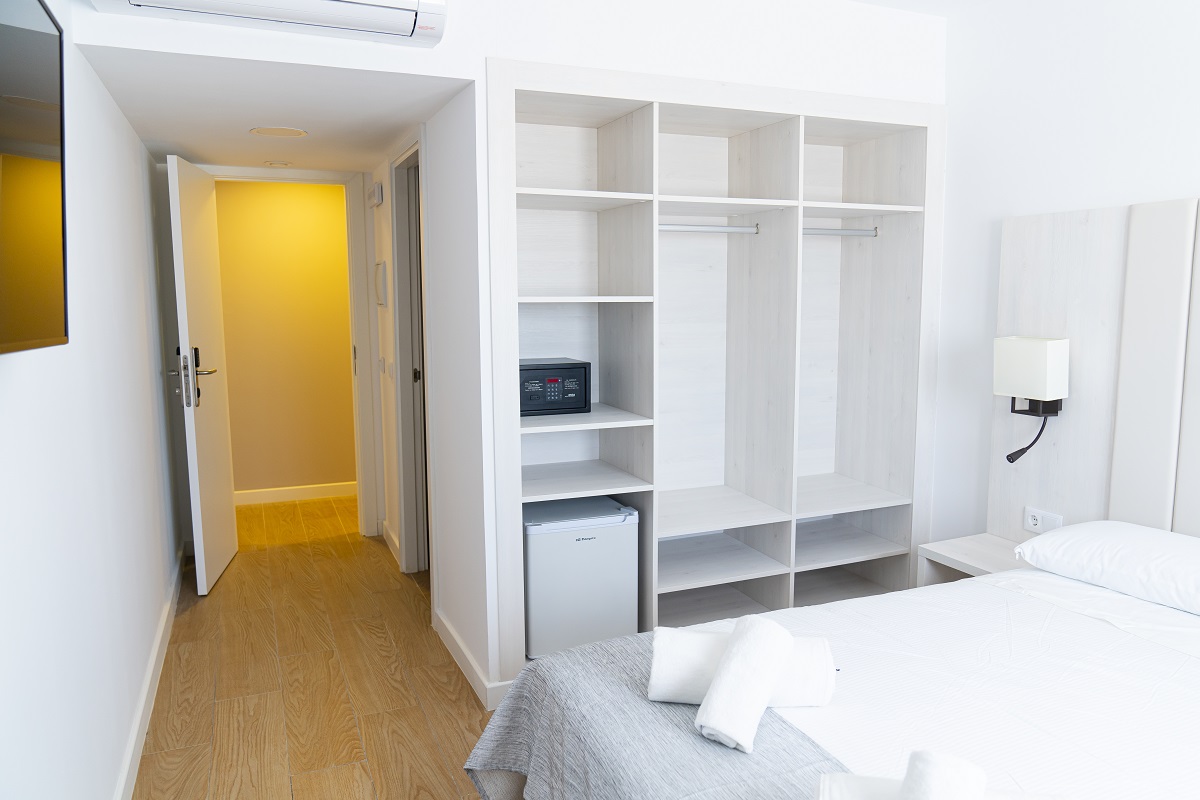 Ruime slaapkamer Son Vilar met kingsize bed en airco