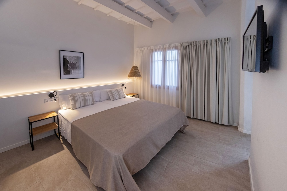 Moderne hotelkamer met praktische inrichting en comfort