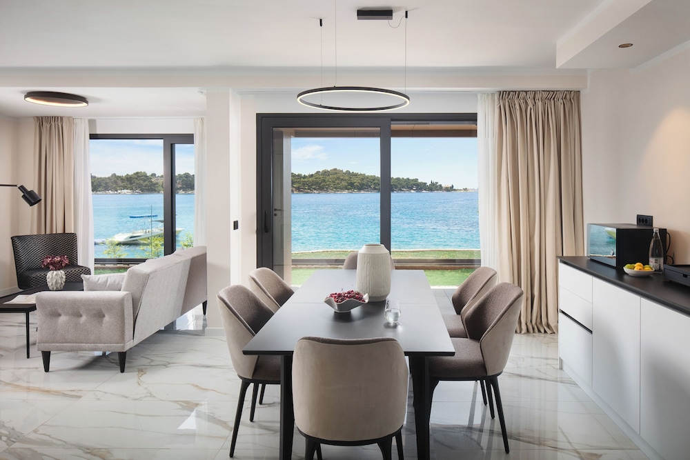 Ruime gastenkamer met moderne inrichting