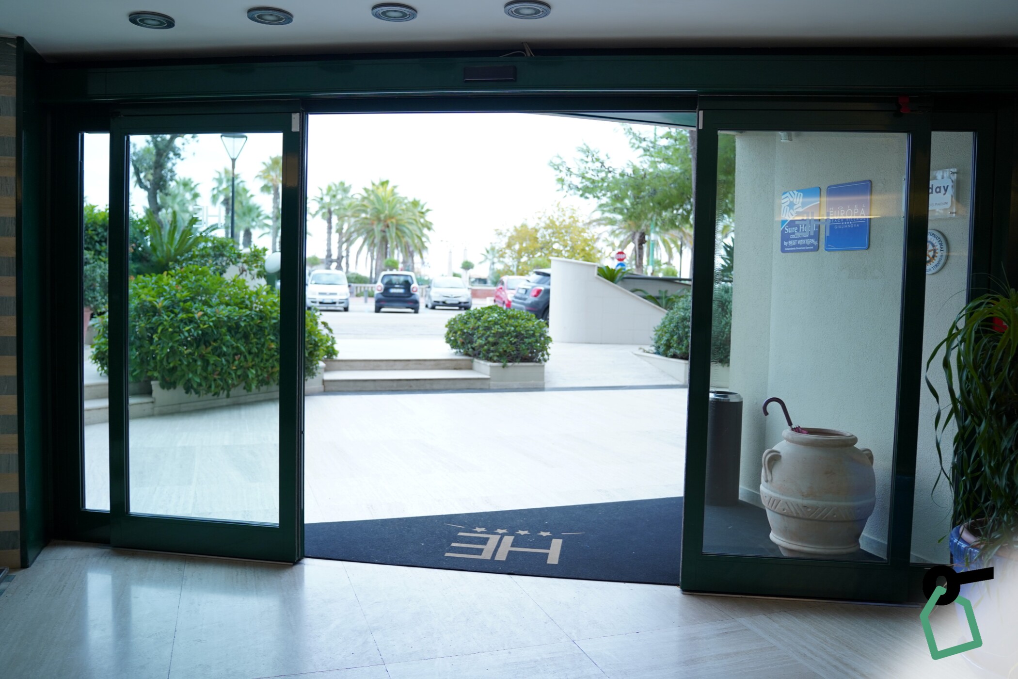 Elegante lobby met moderne inrichting en gastvrije sfeer