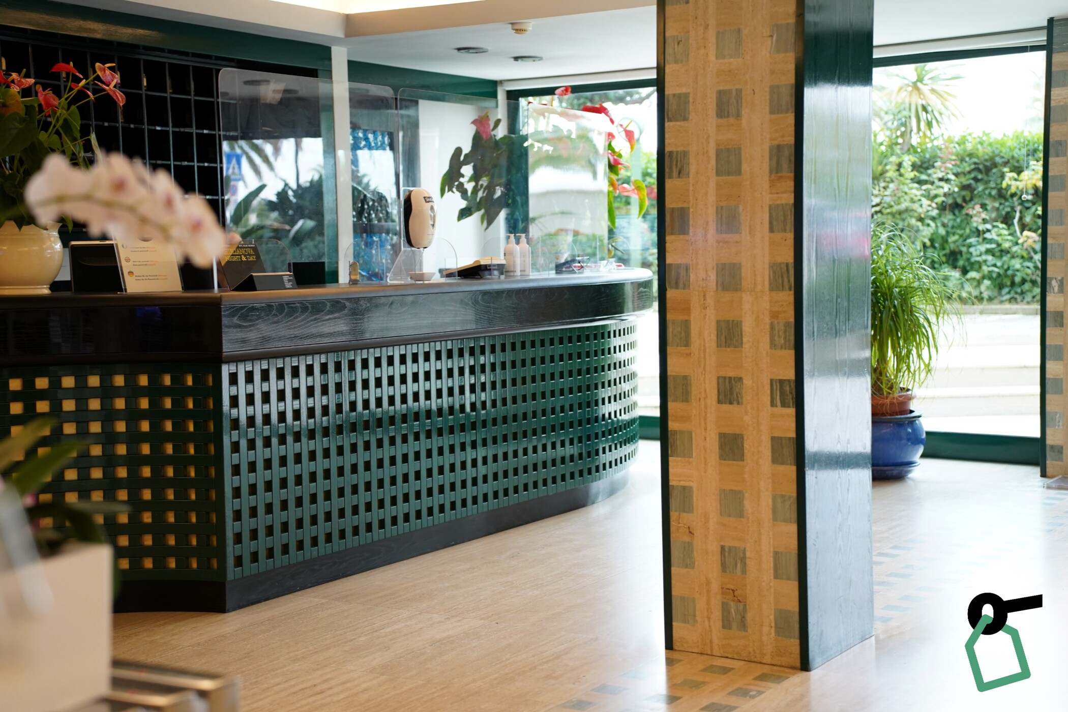 Ruime gangen met fraai interieurontwerp in Holiday Hotel Giulianova