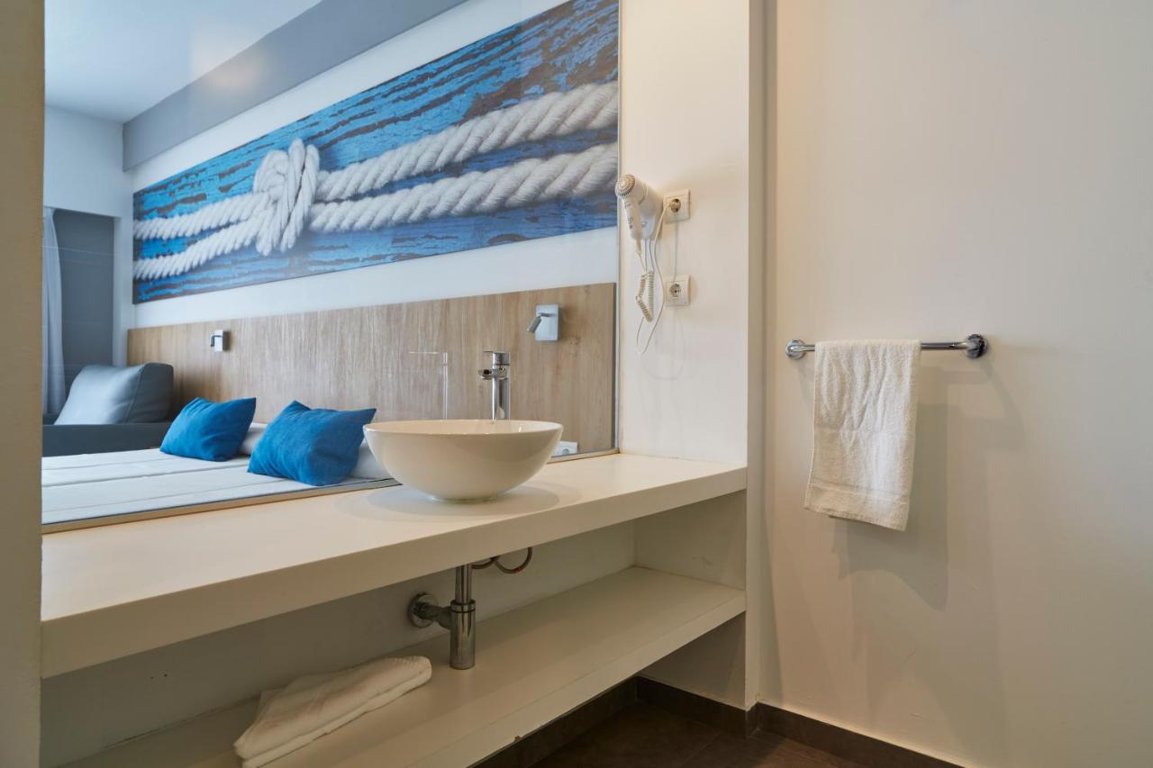 een badkamer met een wastafel en een grote spiegel bij Invisa Aparthotel Casa Luis in Santa Eularia des Riu