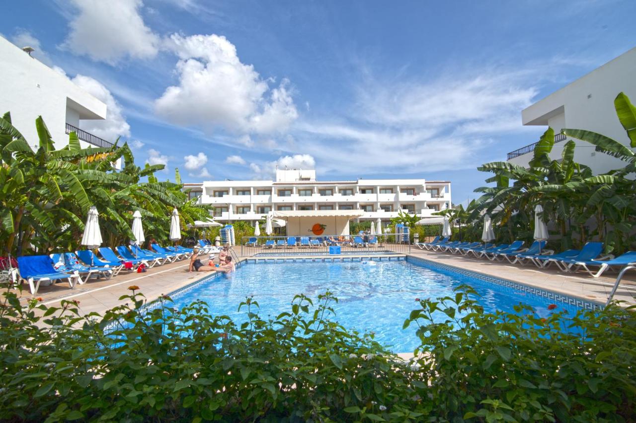 een zwembad voor een hotel bij Invisa Aparthotel Casa Luis in Santa Eularia des Riu