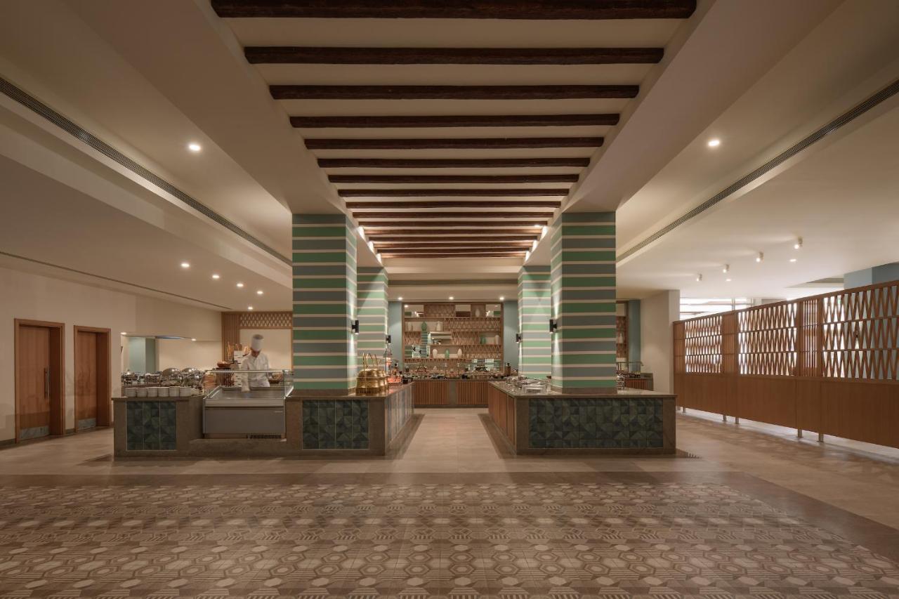 een lobby met gestreepte kolommen in een gebouw bij JAZ Elite Asteria in Hurghada +96 foto's