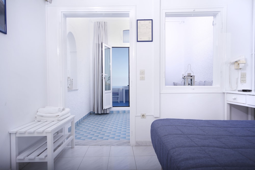 Modern ingerichte kamer met zeezicht bij Kafieris Blue Studios