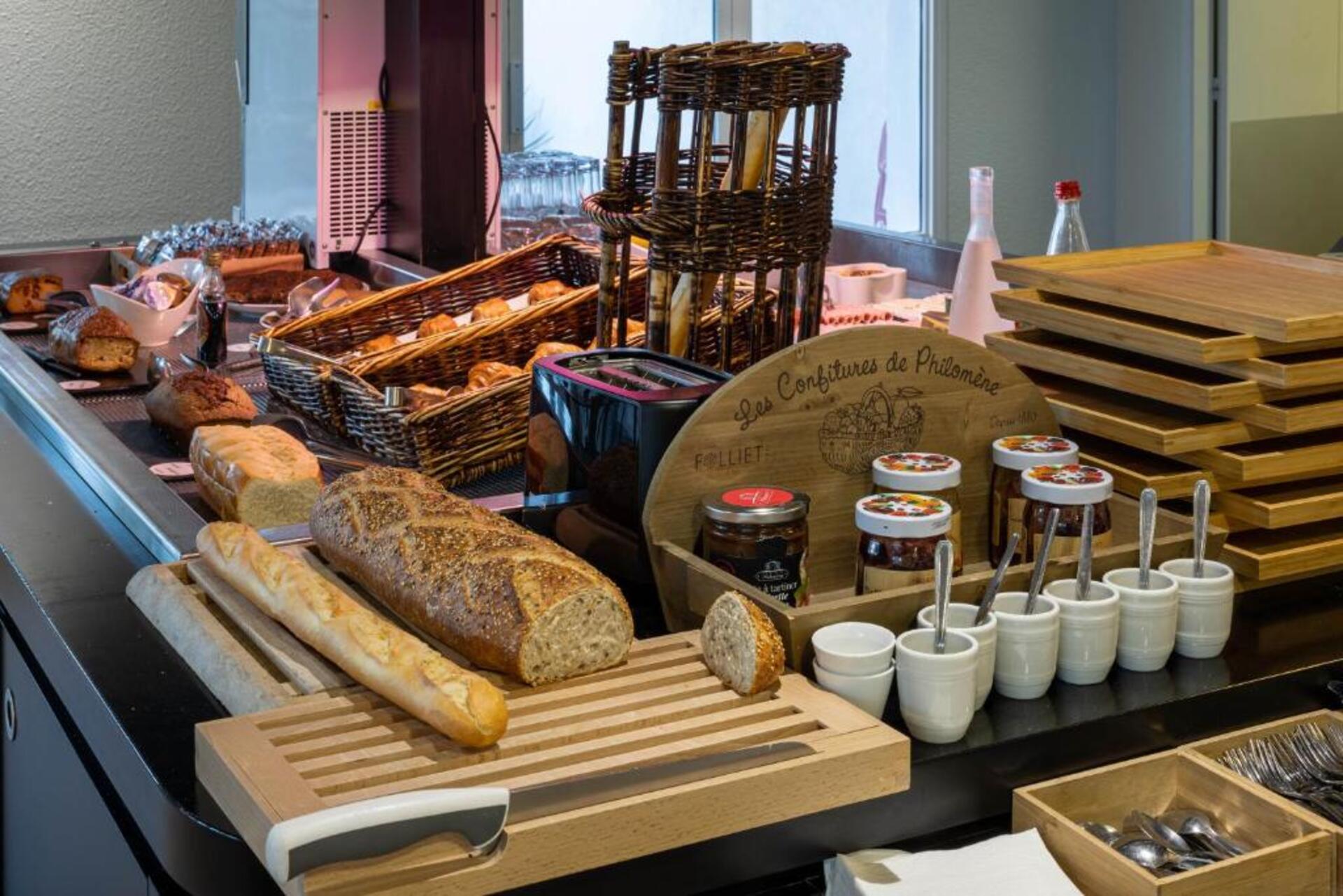 Ontbijtbuffet — l’Hôtel Noemys Arles