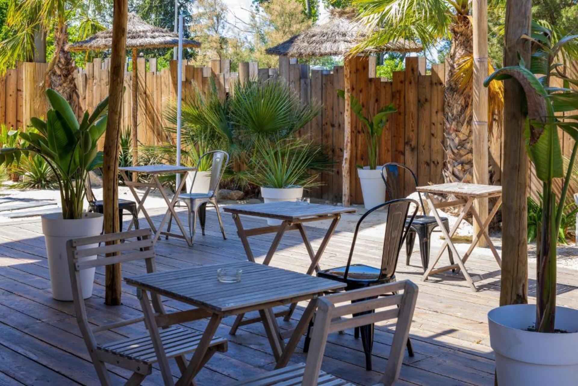 Restaurantterras buiten — l’Hôtel Noemys Arles