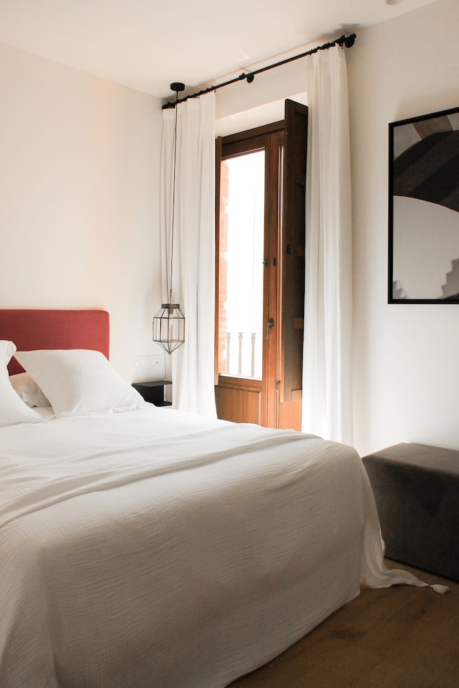 Ruime gastenkamer met modern interieur