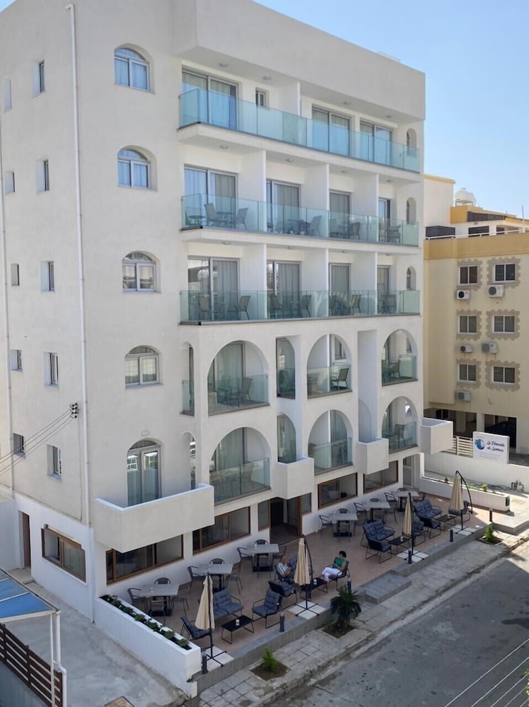 Ingang La Veranda De Larnaca Hotel aan de kust van Larnaca