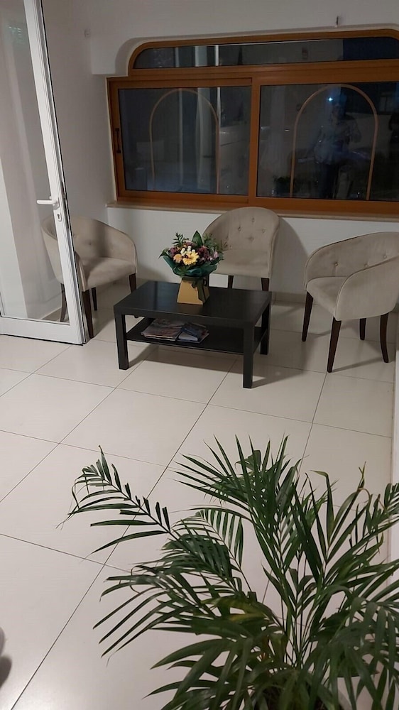 Ruime en lichte lobby met ontvangstbalie La Veranda De Larnaca