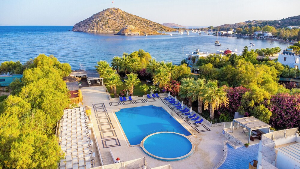 Ingangsportaal Ladonia Hotels Zemda met welkomende sfeer