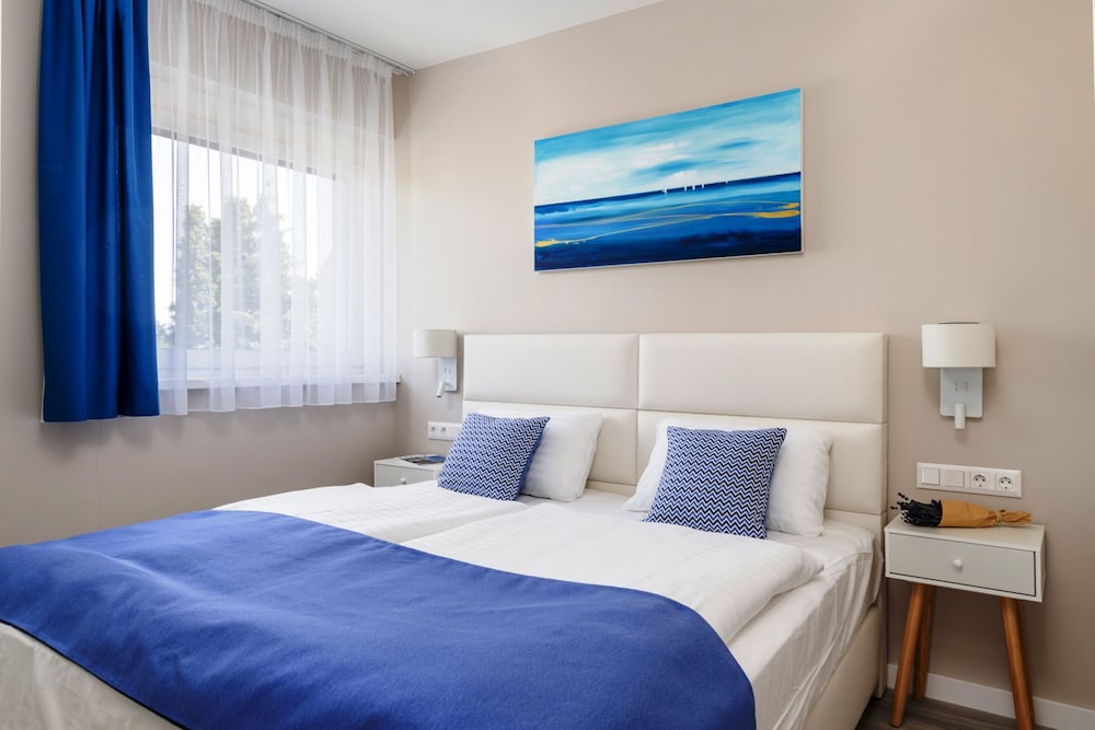 Lichte slaapkamer met premium beddengoedset en gezellige sfeer Lake Spirit Boutique
