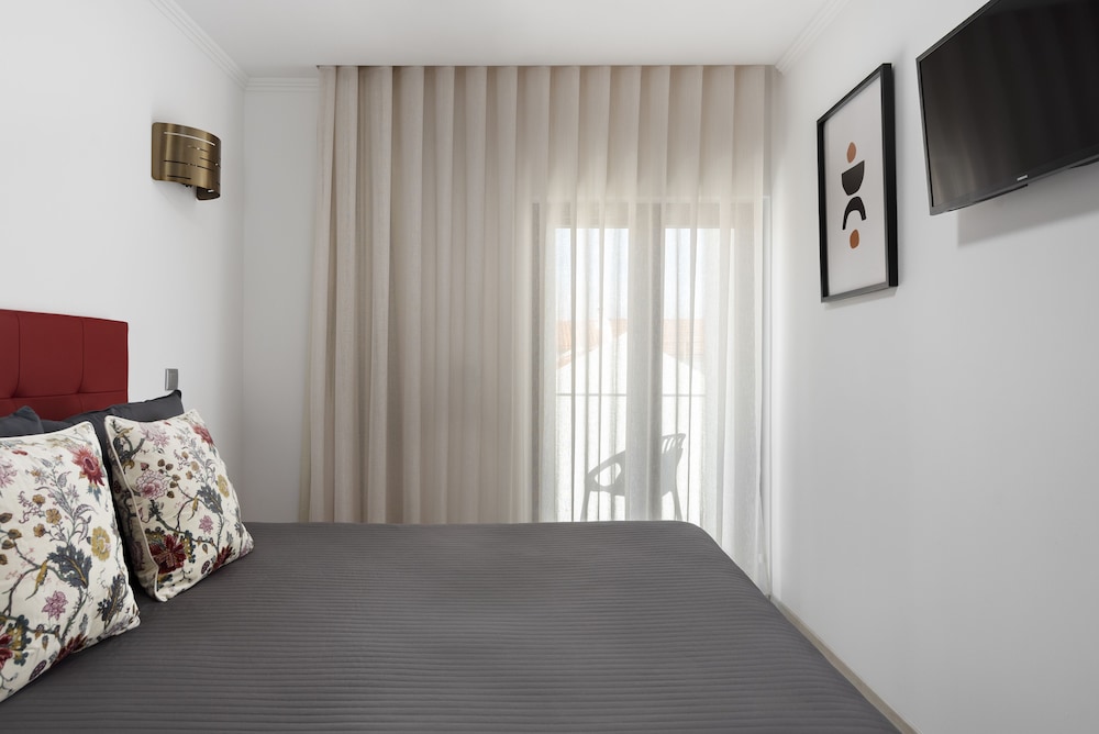 Moderne hotelkamer met eigentijds meubilair