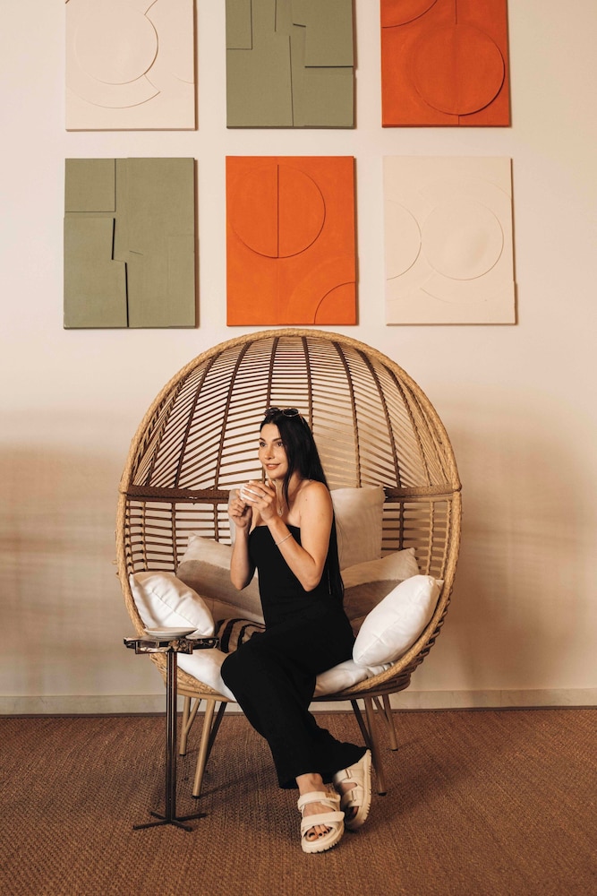 Luxe zithoek met design meubels in Leonardo Boutique Hotel Larnaca
