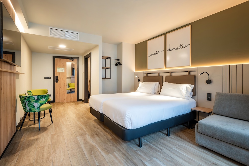 Gezellige kamer met elegante meubels en grote ramen