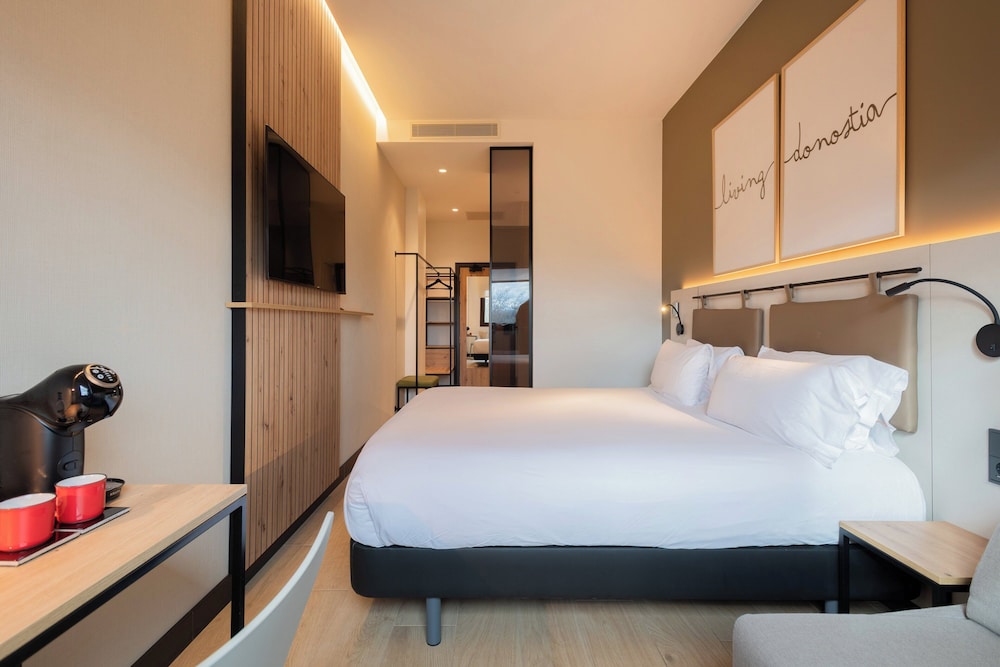 Zijkant Leonardo Hotel San Sebastian met ramen
