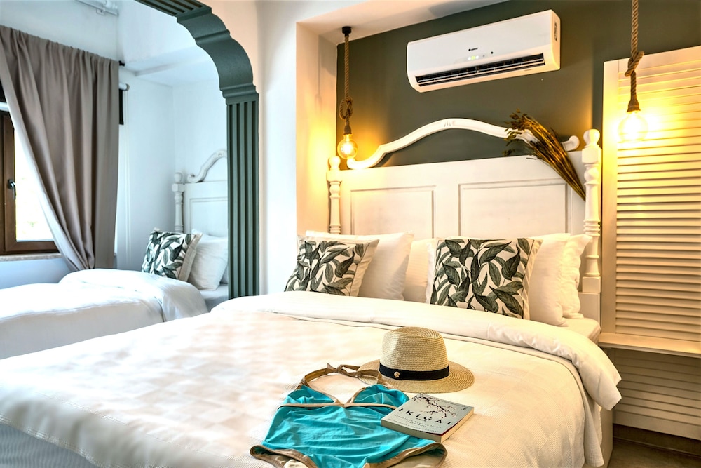 Ruime slaapkamer met natuurlijk licht en comfort