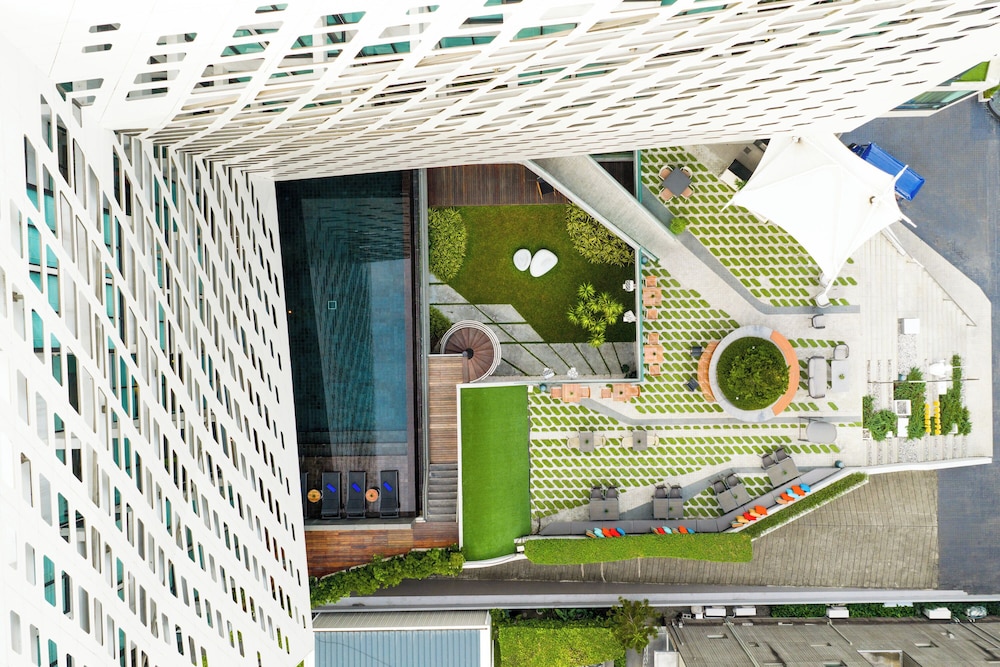 Buitenaanzicht van LiT Bangkok Hotel's iconische gebouw