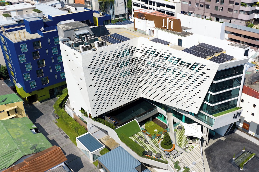 Aerial view toont LiT Bangkok Hotel in het stadscentrum