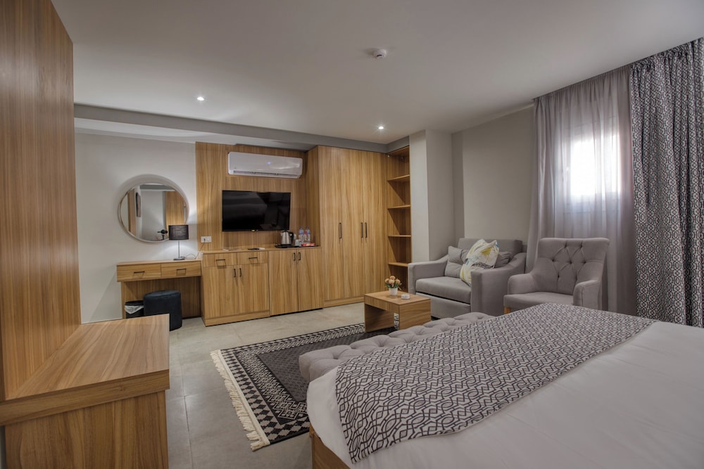 Gastenkamer met bed, writing desk en wanddecoratie