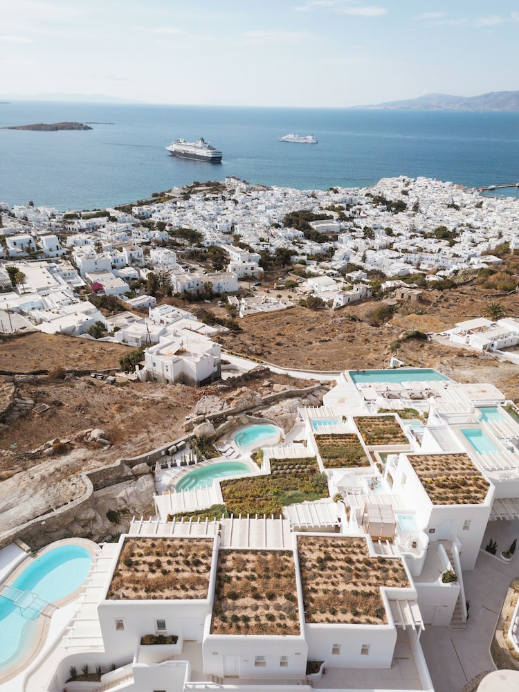 Vogelvlucht over Lovia Mykonos en Egeïsche omgeving
