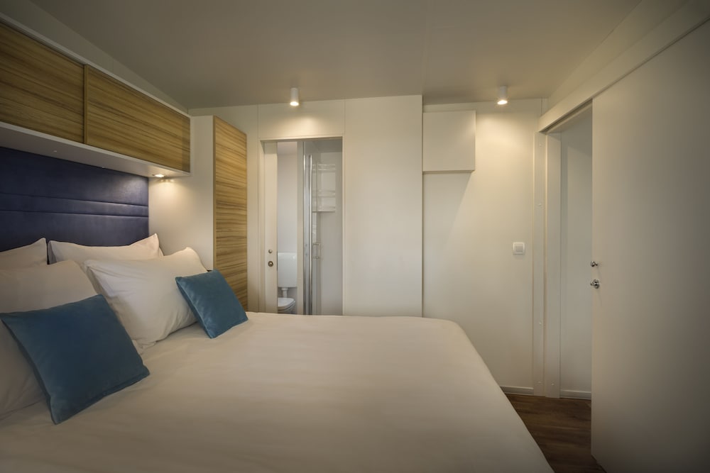 Interieur van luxe mobile home met slaapgedeelte