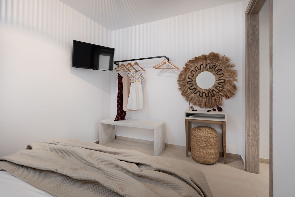 Ruime slaapkamer Mandilaras Village met elegant design