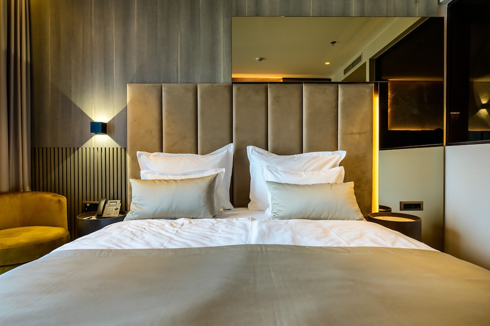 Hotelkamer met bedside lampen en gezellige inrichting