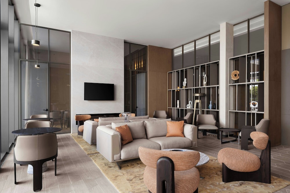 Ruime lobbyhall van Marriott Executive Apartments met loungegebied