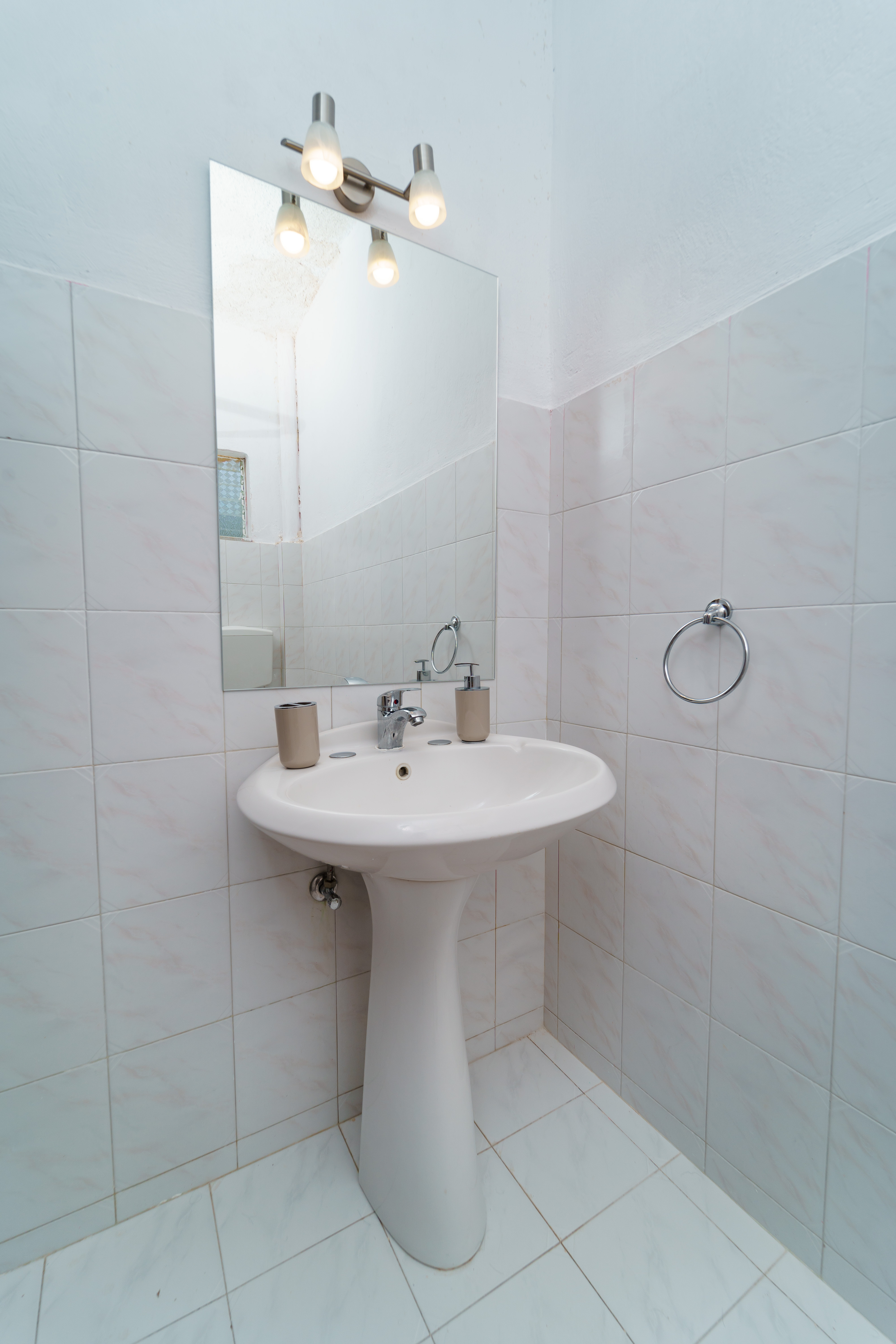 Badkamer met inloopdouche — Mayo Rooms