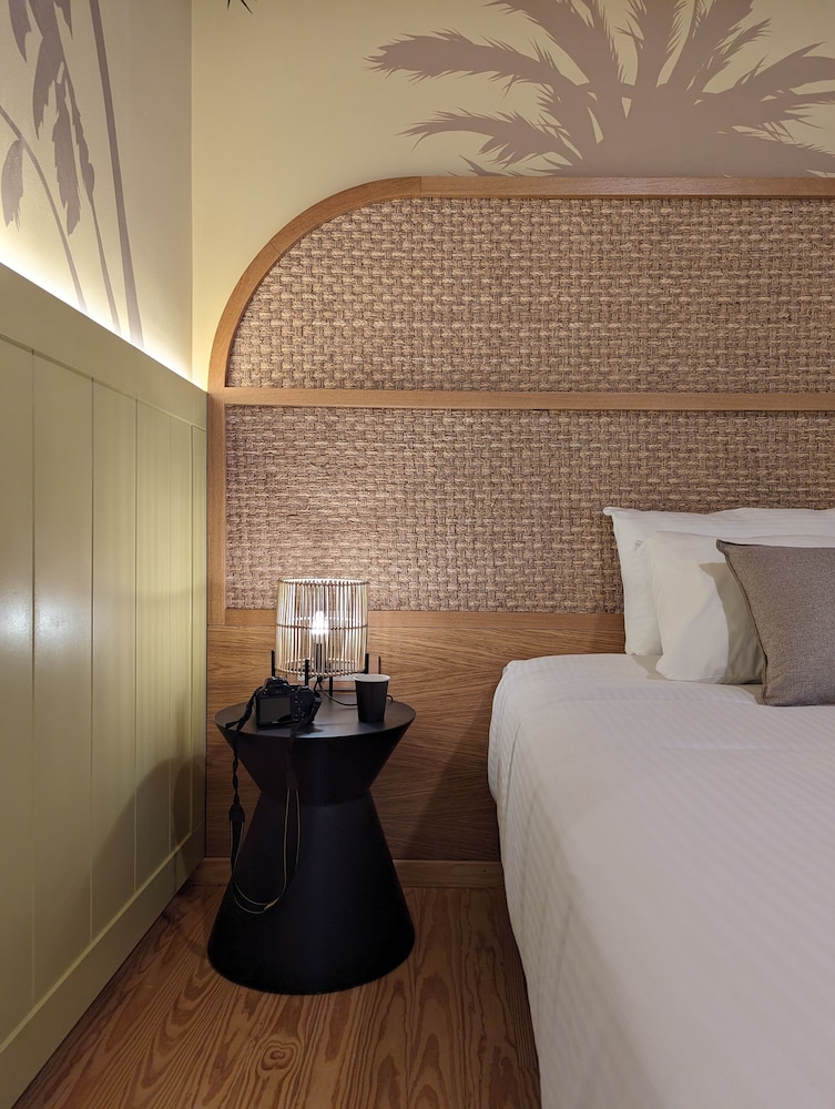 Ruime hotelkamer met modern interieur
