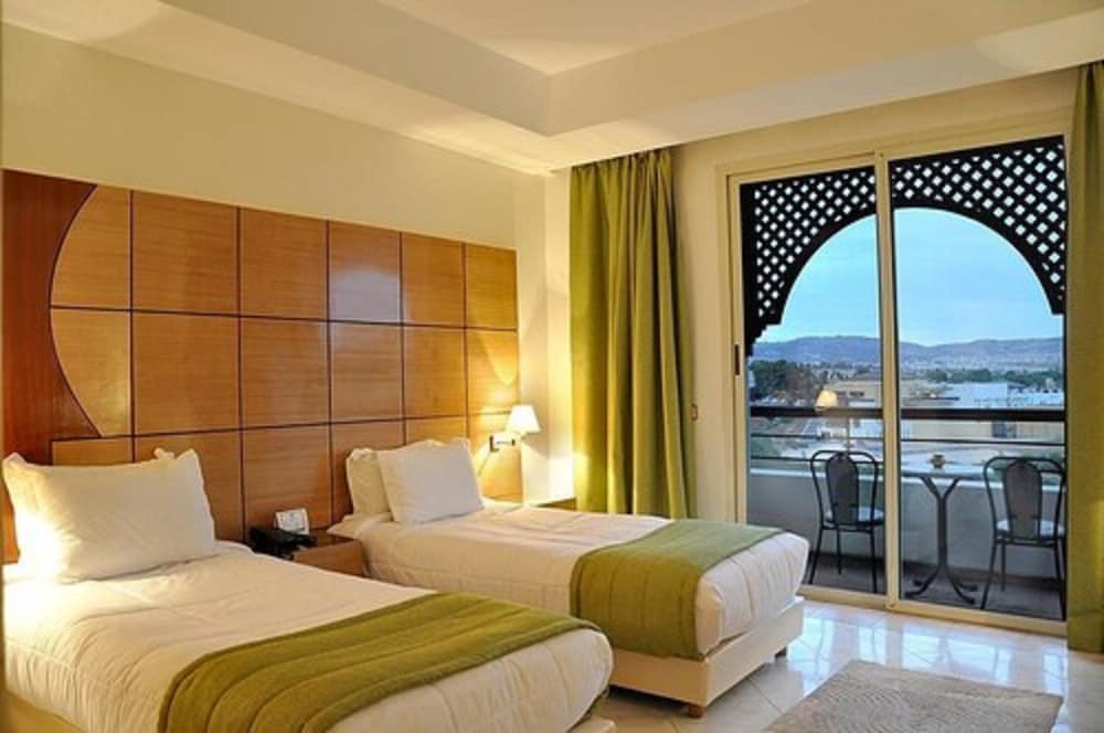 Slaapkamer met modern interieur in Menzeh Zalagh hotel