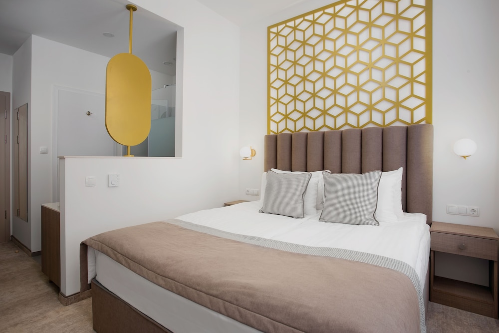 Ruime hotelkamer met comfortabel bed en eigentijds interieur