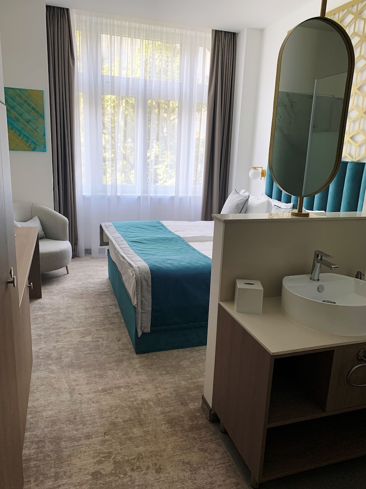 Gezellige slaapkamer met tweepersoonsbed en sfeervolle verlichting