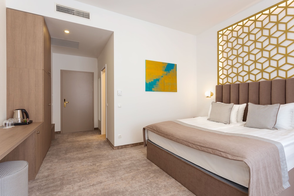 Hotelkamer met groot bed en toegang tot privébalkon of terras