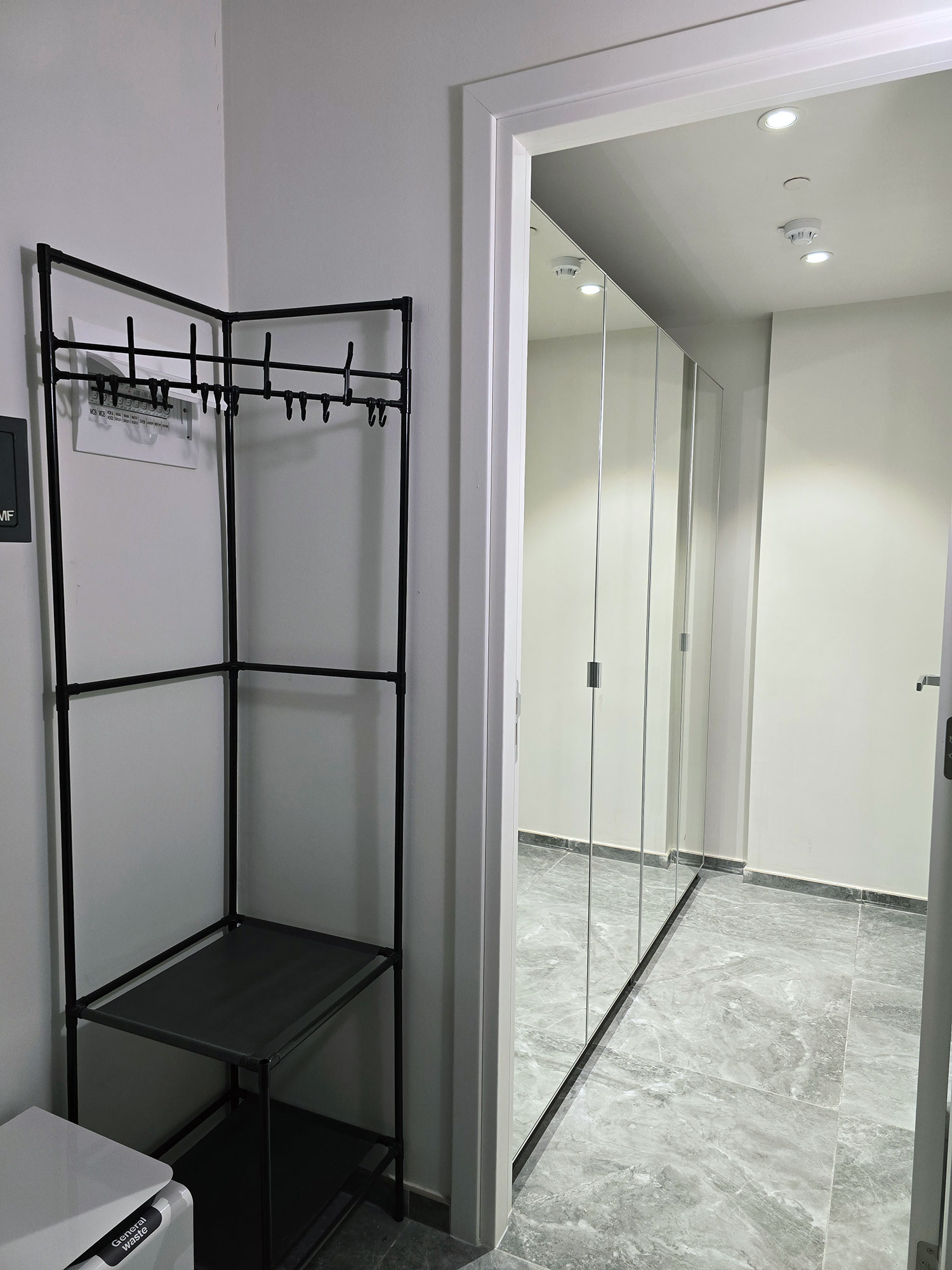 Badkamer met inloopdouche — Mercury Suites - Skydream Getaways