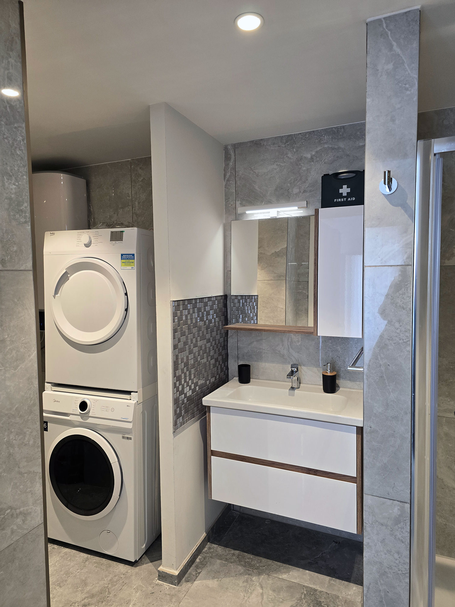 Badkamer met inloopdouche — Mercury Suites - Skydream Getaways