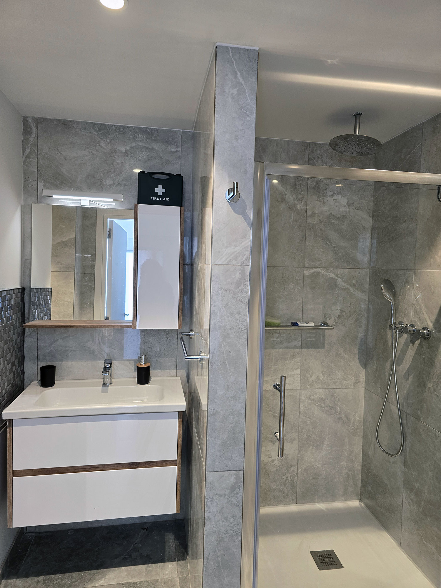 Badkamer met inloopdouche — Mercury Suites - Skydream Getaways