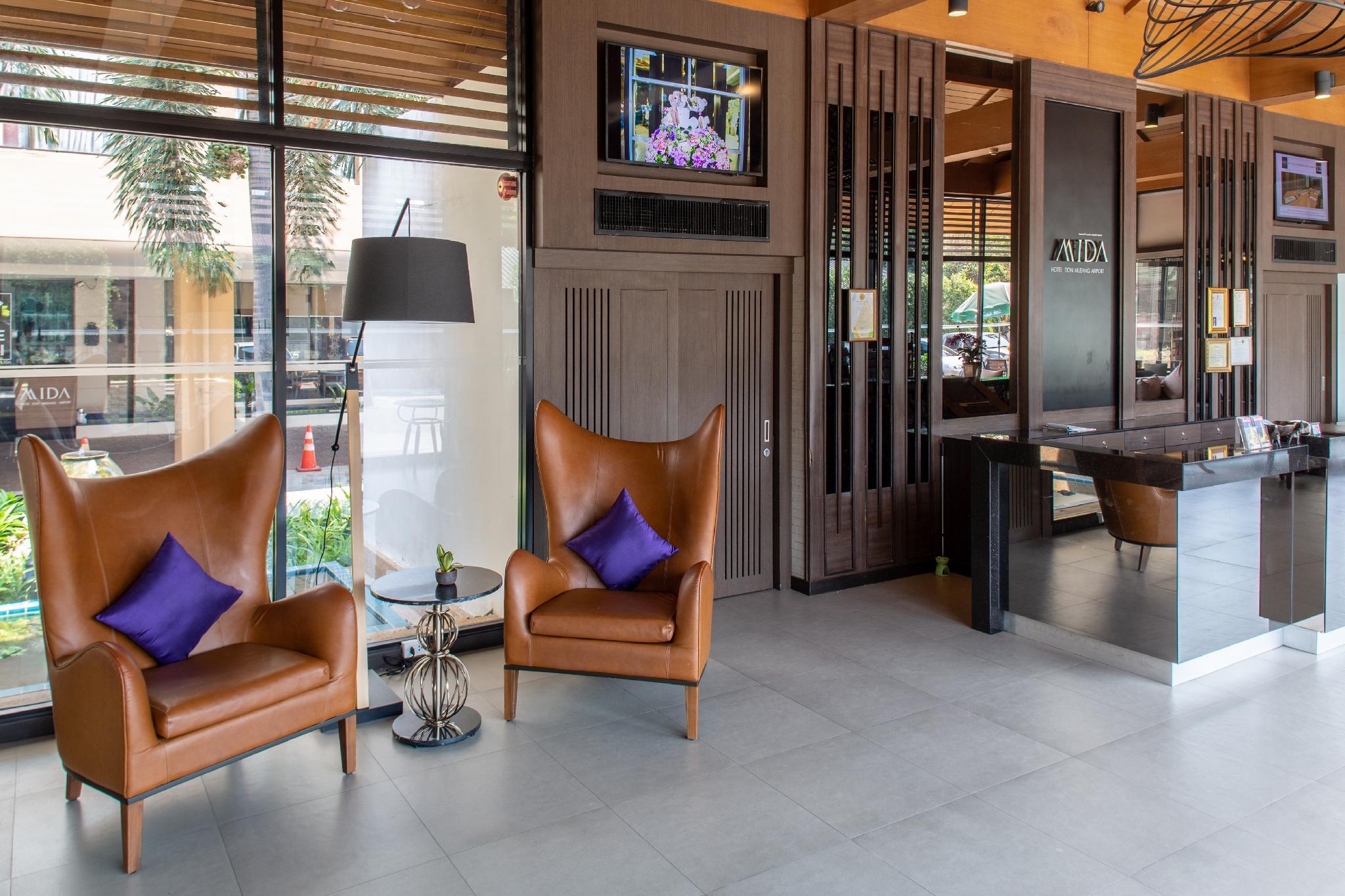 Elegante lounge- en wachtzaal bij Mida Hotel Don Mueang