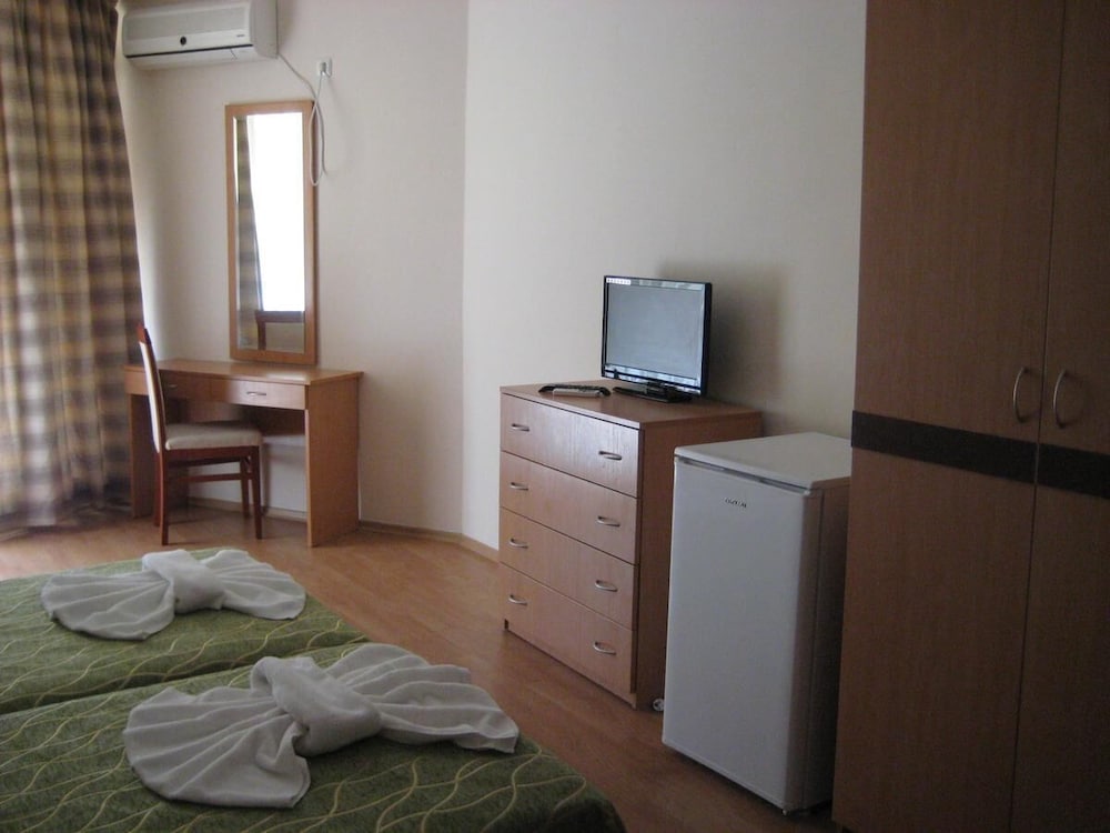 Ruime hotelkamer met comfortabel bed en balkon