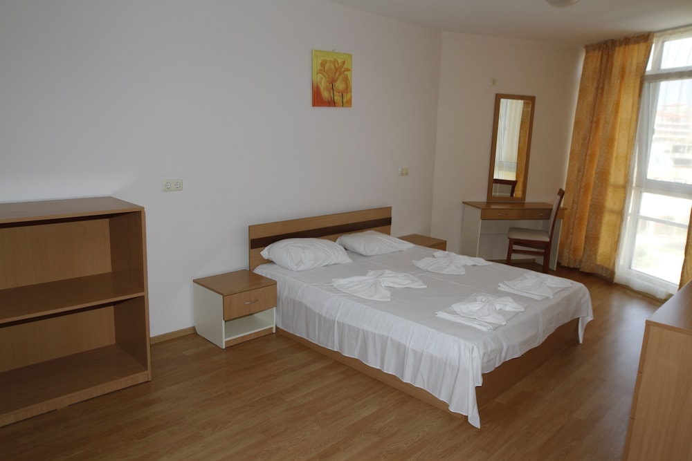 Spacieuze hotelkamer met flatscreen televisie