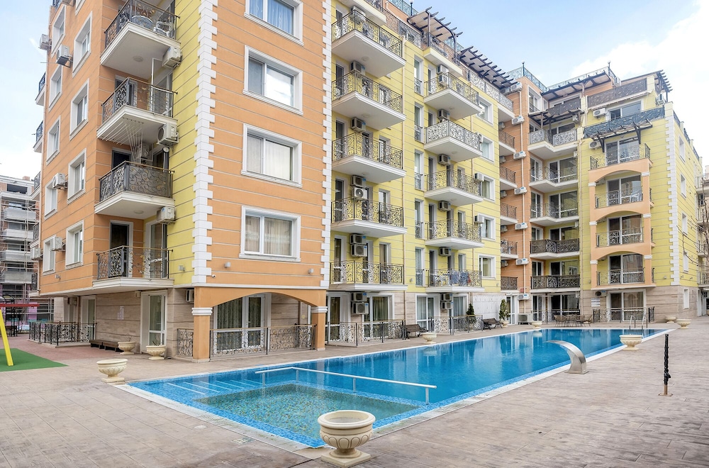 Ingang Mon Tour Apartments met toegangspoort