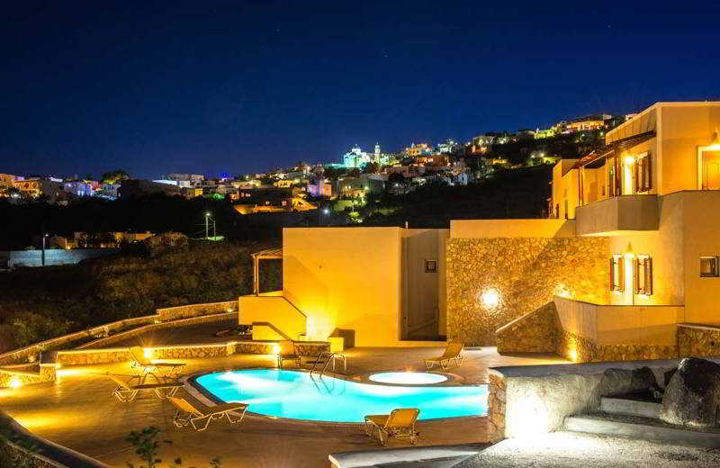 Witte architectuur Moonlight Apartments bovenop klif Santorini