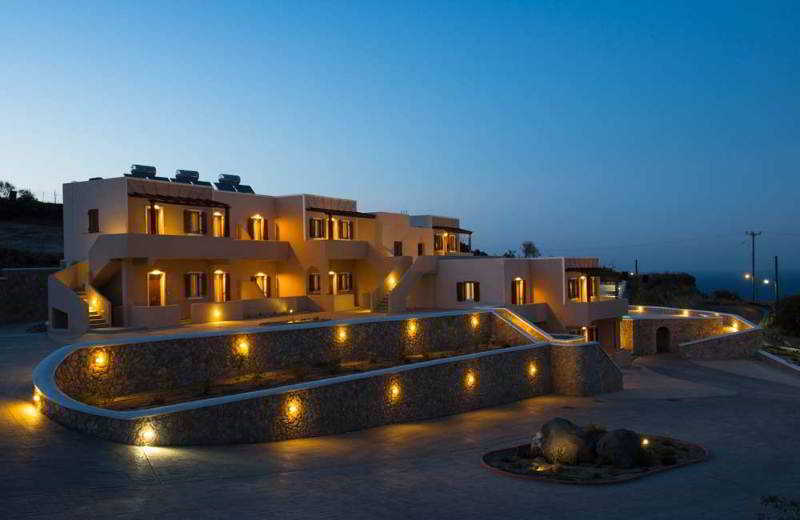 Moonlight Apartments Santorini ligging tussen traditionele huizen
