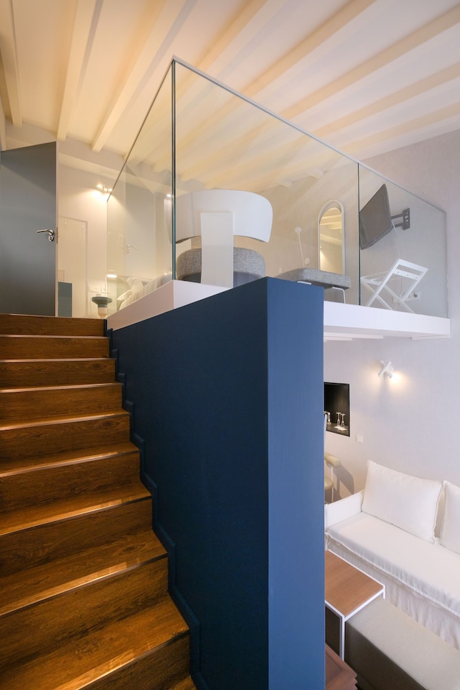Moderne hotelkamer met eigentijds design en comfort