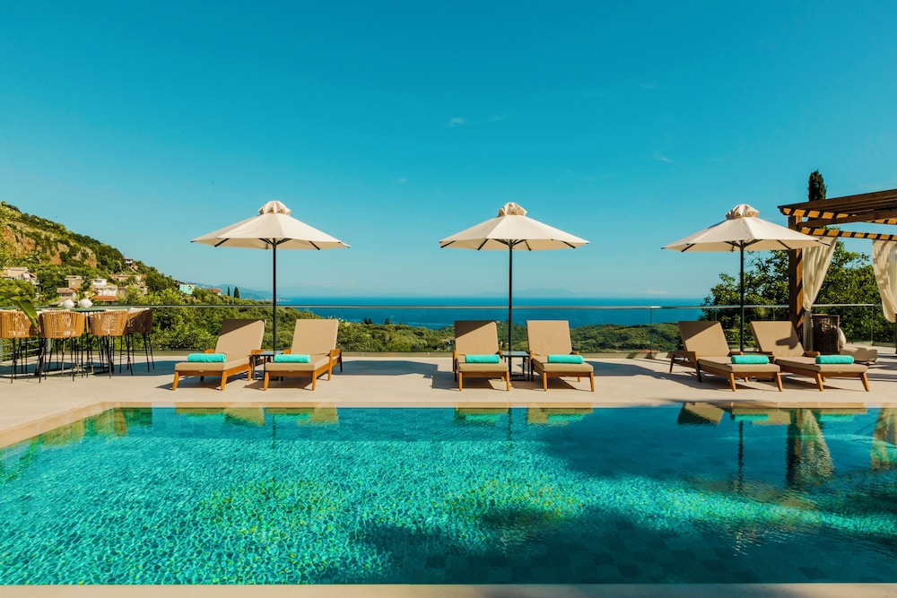 Achterkant My Suite Boutique Hotel Parga met terras overloopend