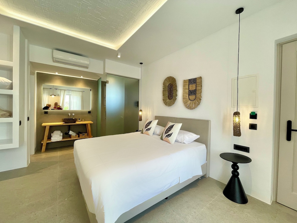 Ruime hotelkamer met modern design bij Mykonos Dot Apartments