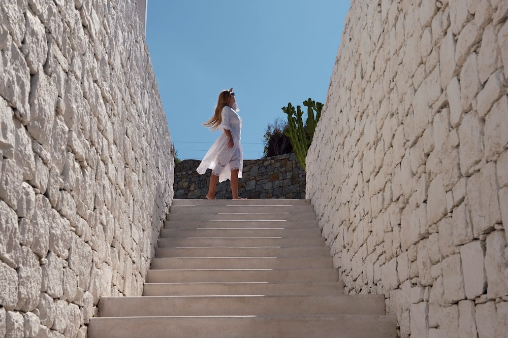 Buitenkant resort Mykonos Earth Suites avondlicht