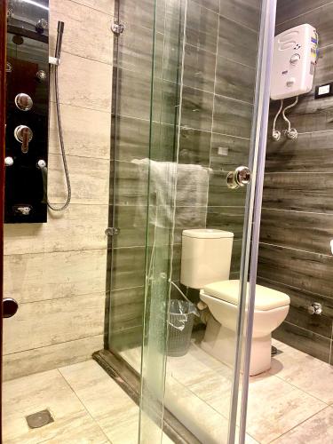 Verlicht badkamerinterieur met bassin en douche