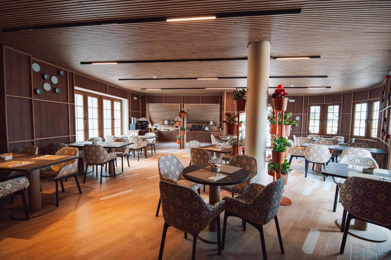 Restaurant met gedekte tafels — Nomada House by SH Hoteles
